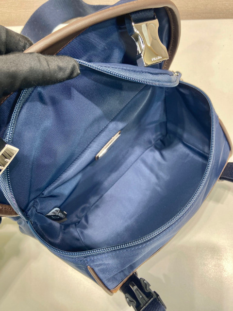 Prada Messenger/Kuriertasche Größe: 20 x 19 x 10 cm