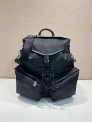 Prada 背包 尺寸：38*45*18cm