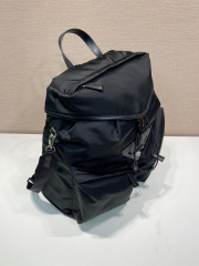 Prada 背包 尺寸：38*45*18cm