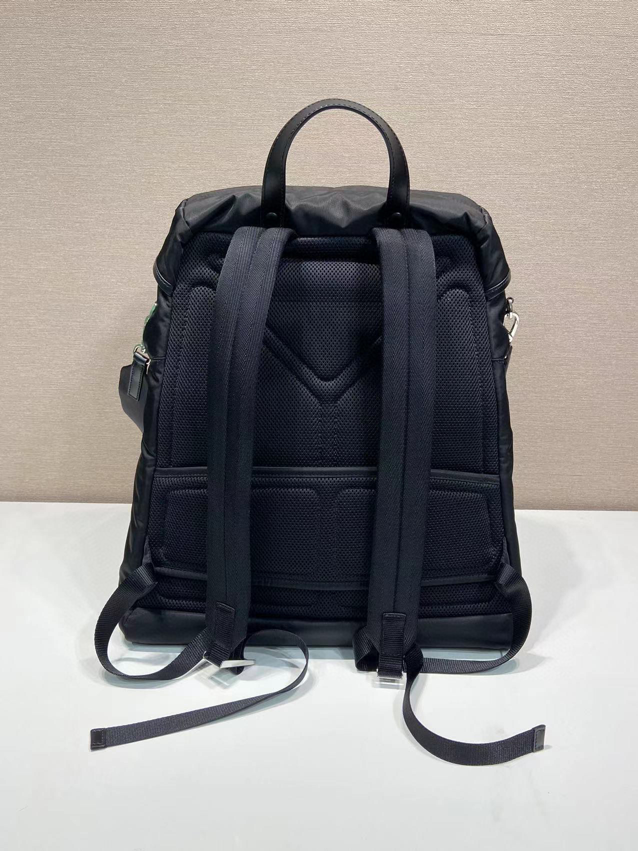 Prada 背包 尺寸：38*45*18cm