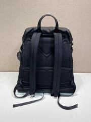 Prada 背包 尺寸：38*45*18cm