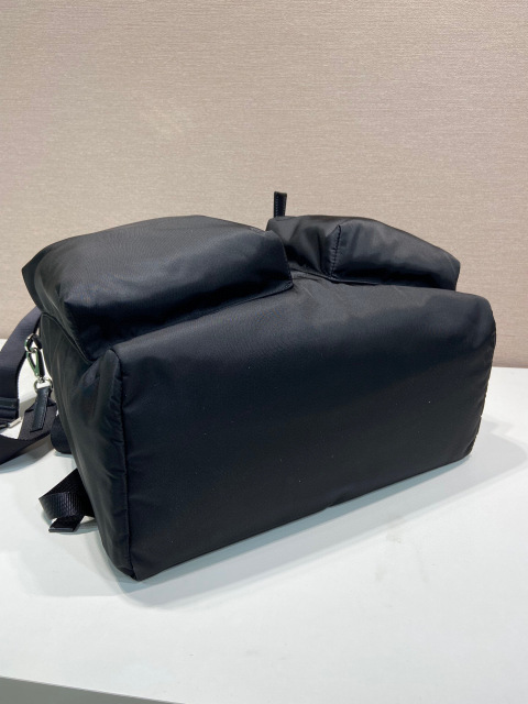 Prada 背包 尺寸：38*45*18cm