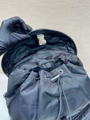 Prada 背包 尺寸：38*45*18cm