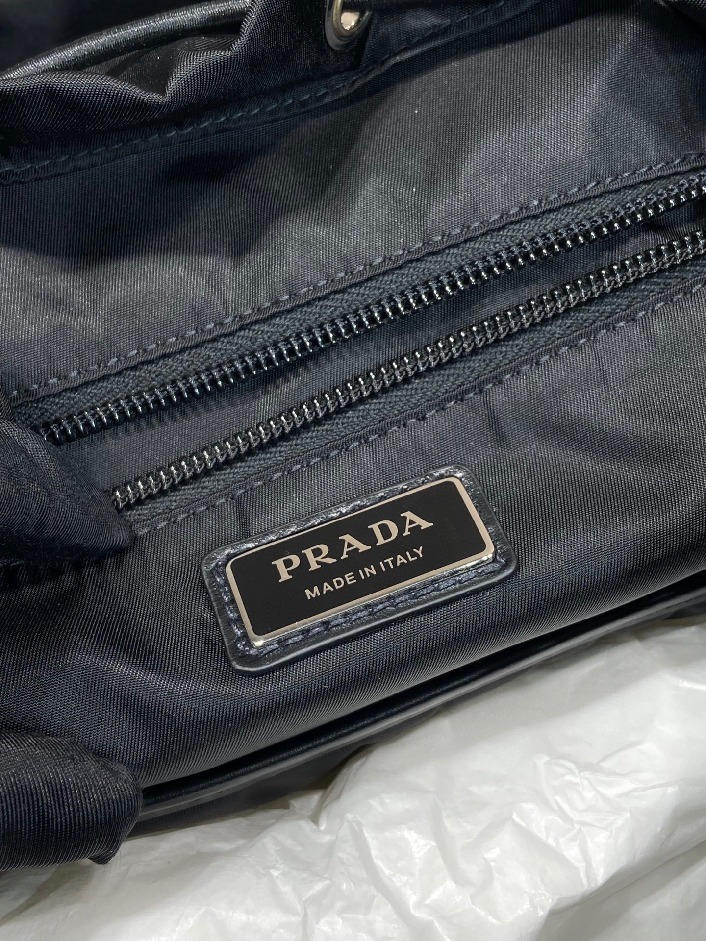 Prada 背包 尺寸：38*45*18cm