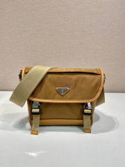 Prada 邮差包 尺寸：20*19*10cm