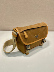 Prada 邮差包 尺寸：20*19*10cm