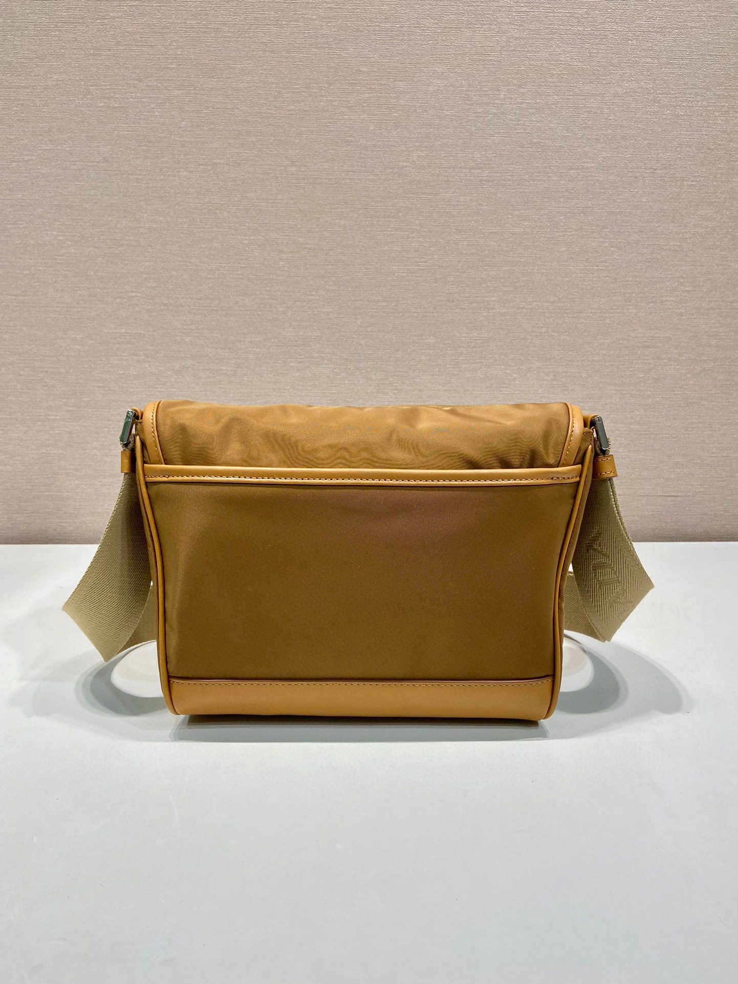 Prada 邮差包 尺寸：20*19*10cm