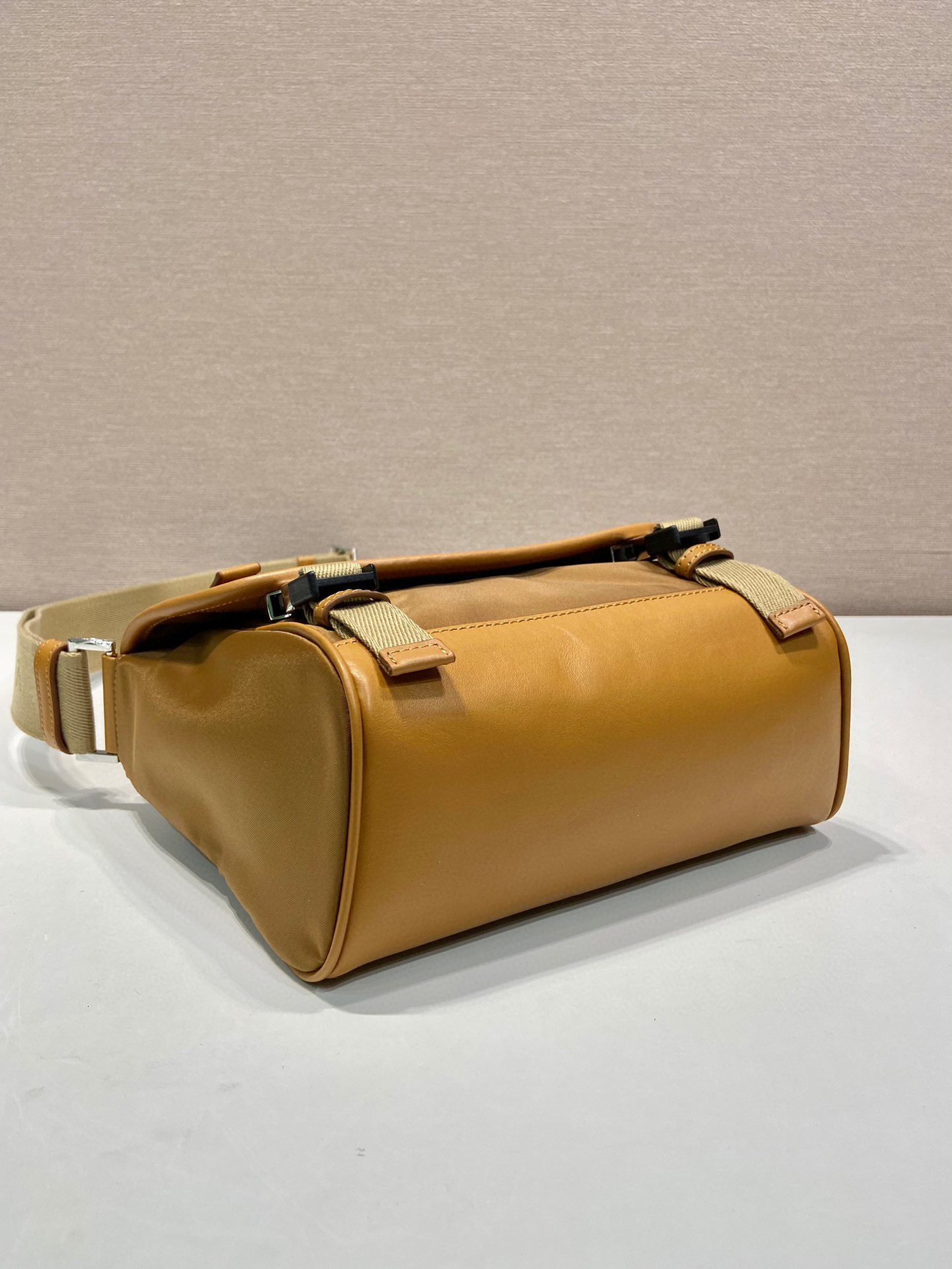 Prada 邮差包 尺寸：20*19*10cm