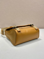 Prada 邮差包 尺寸：20*19*10cm