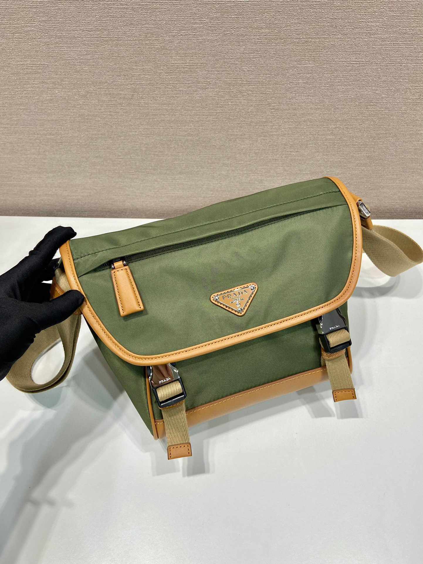Prada Messenger/Kuriertasche Größe: 20 x 19 x 10 cm