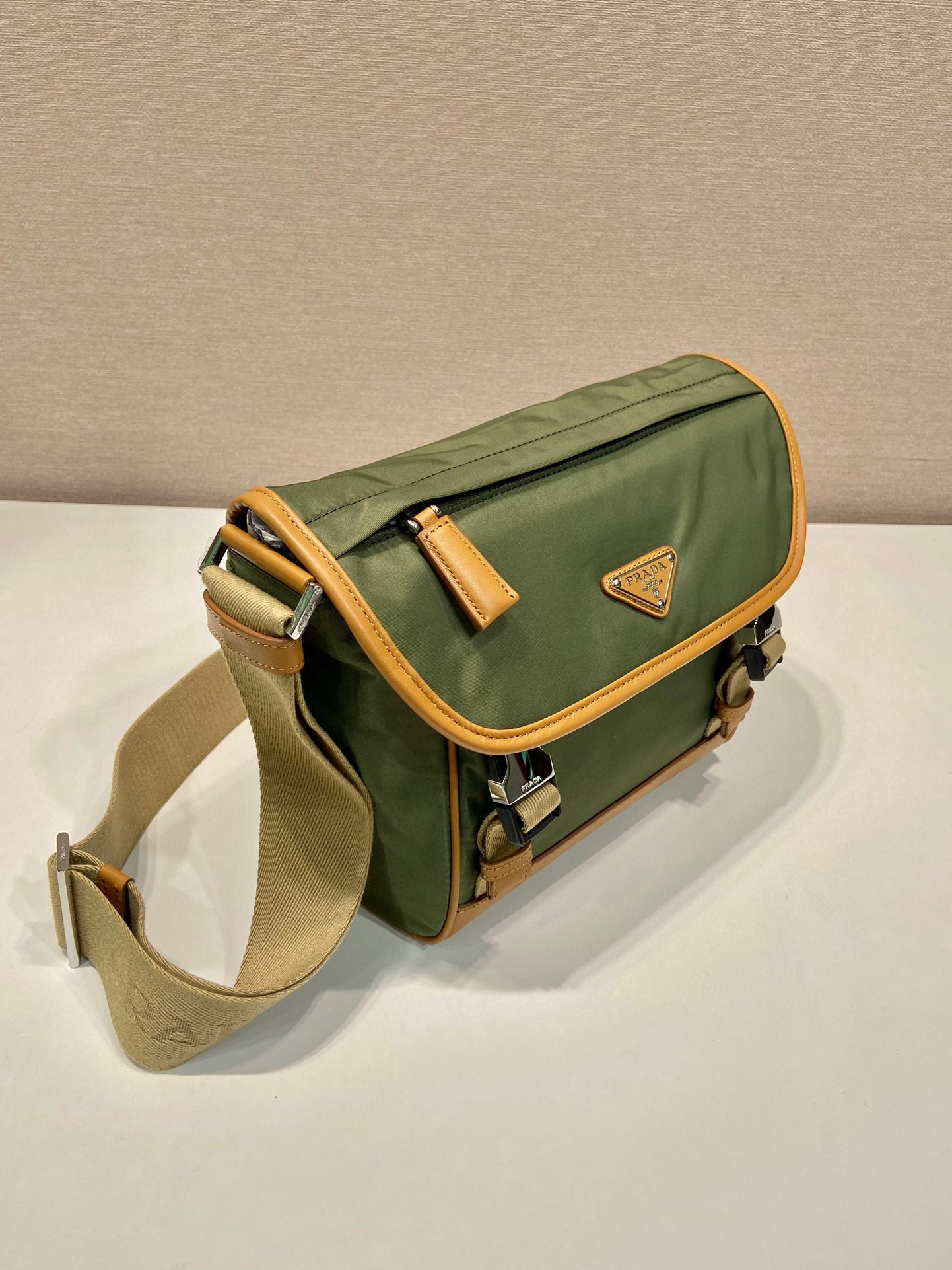 Prada Messenger/Kuriertasche Größe: 20 x 19 x 10 cm