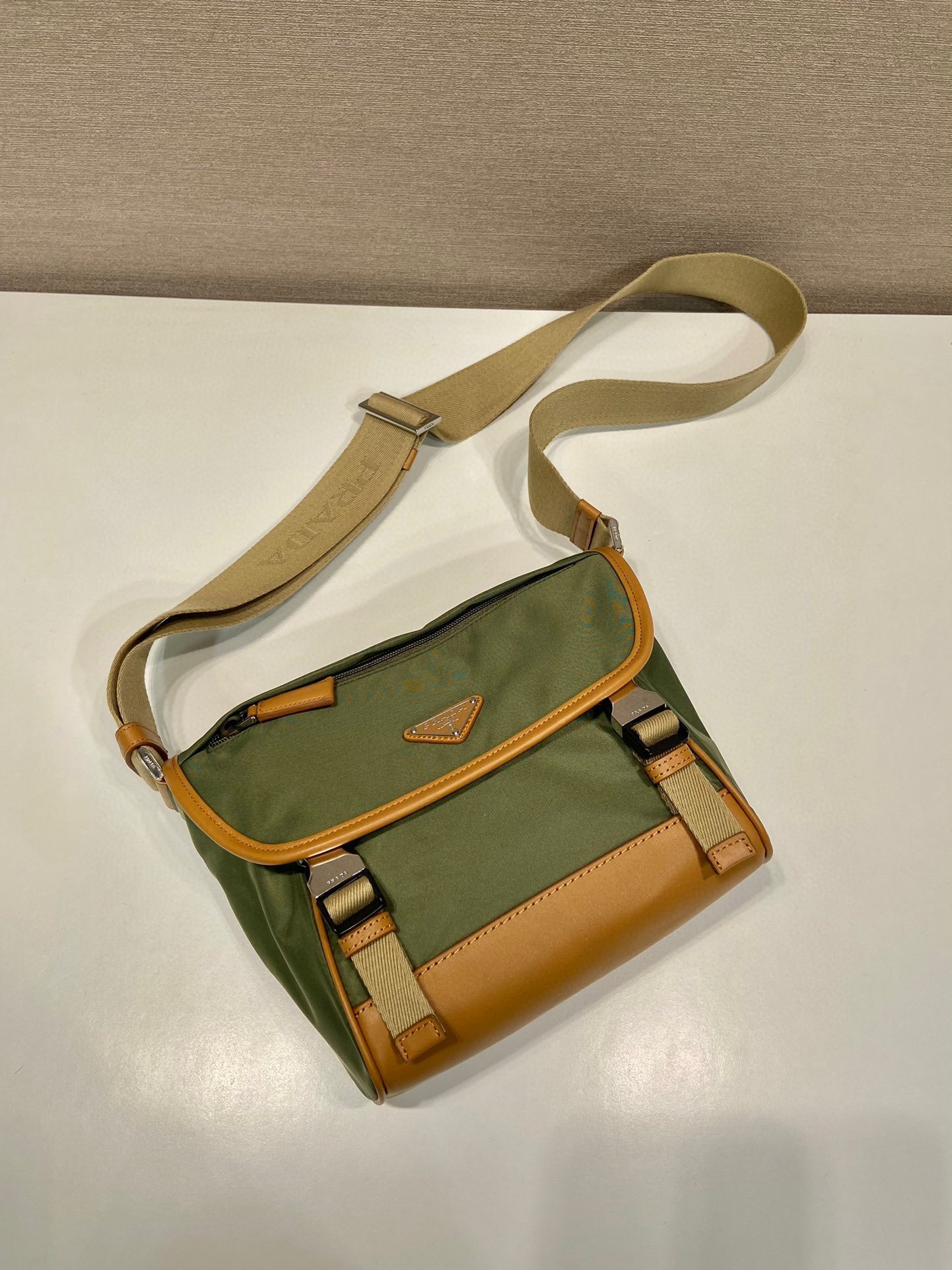 Prada Messenger/Kuriertasche Größe: 20 x 19 x 10 cm
