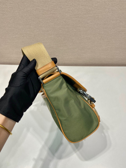 Prada Messenger/Kuriertasche Größe: 20 x 19 x 10 cm