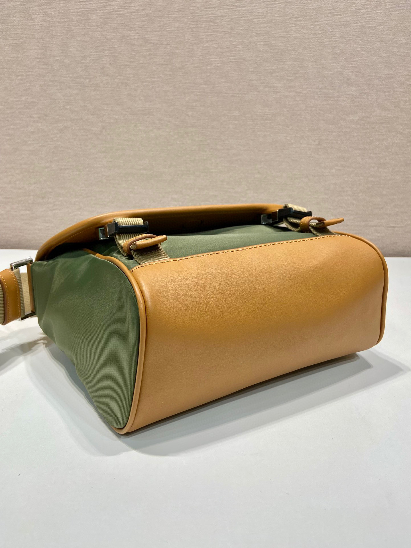 Prada Messenger/Kuriertasche Größe: 20 x 19 x 10 cm