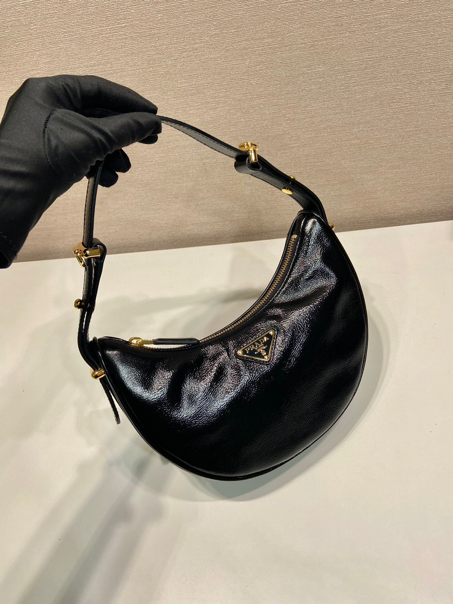 Beg Ketiak Prada Saiz：22.5*18.5*6.5cm