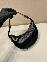 Beg Ketiak Prada Saiz：22.5*18.5*6.5cm