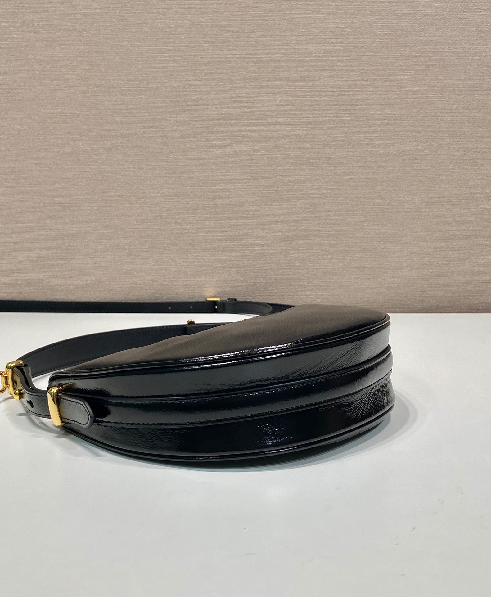 Beg Ketiak Prada Saiz：22.5*18.5*6.5cm