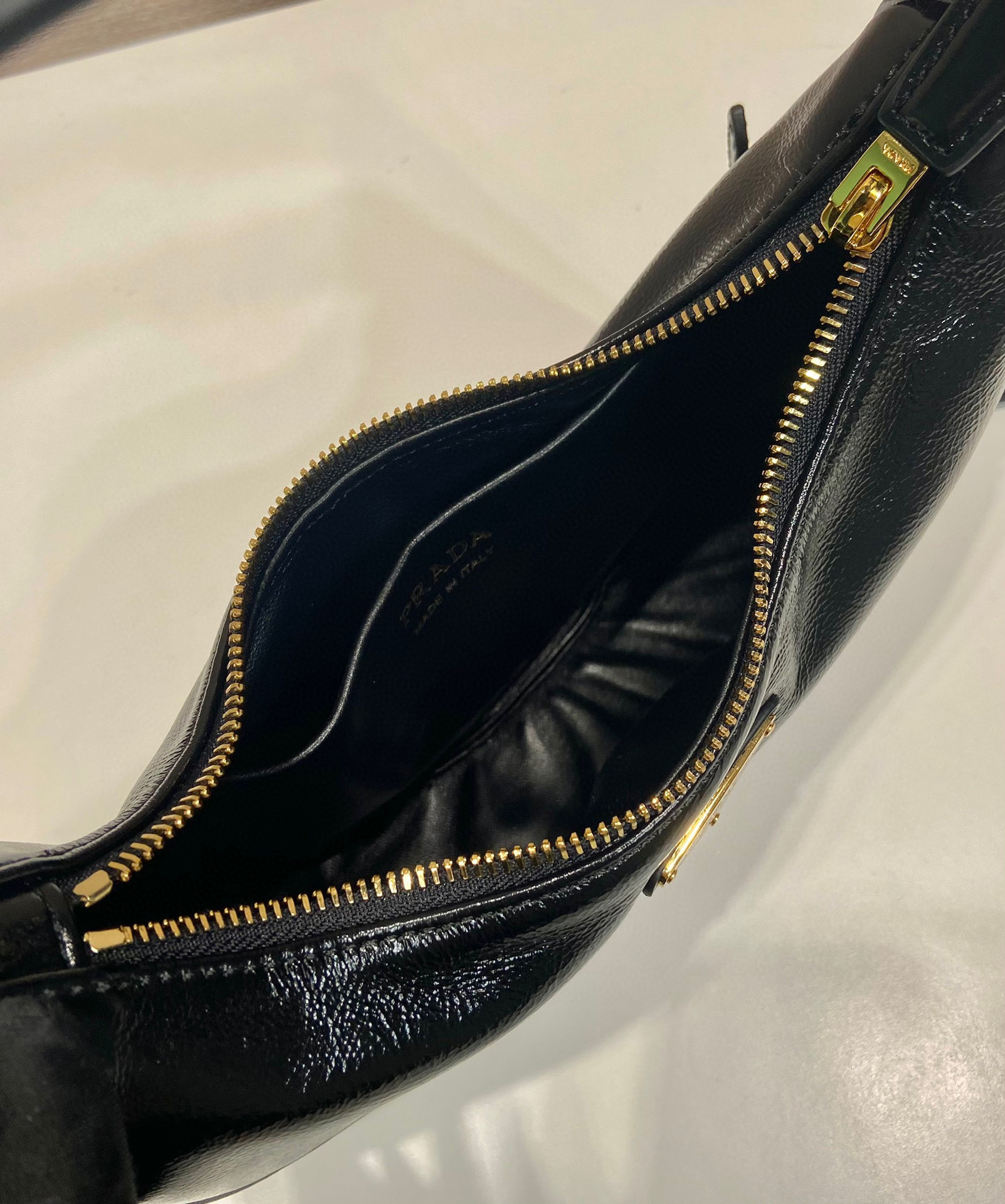 Beg Ketiak Prada Saiz：22.5*18.5*6.5cm