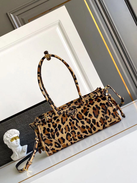 Saiz beg tangan Prada：32*15.5*12sm