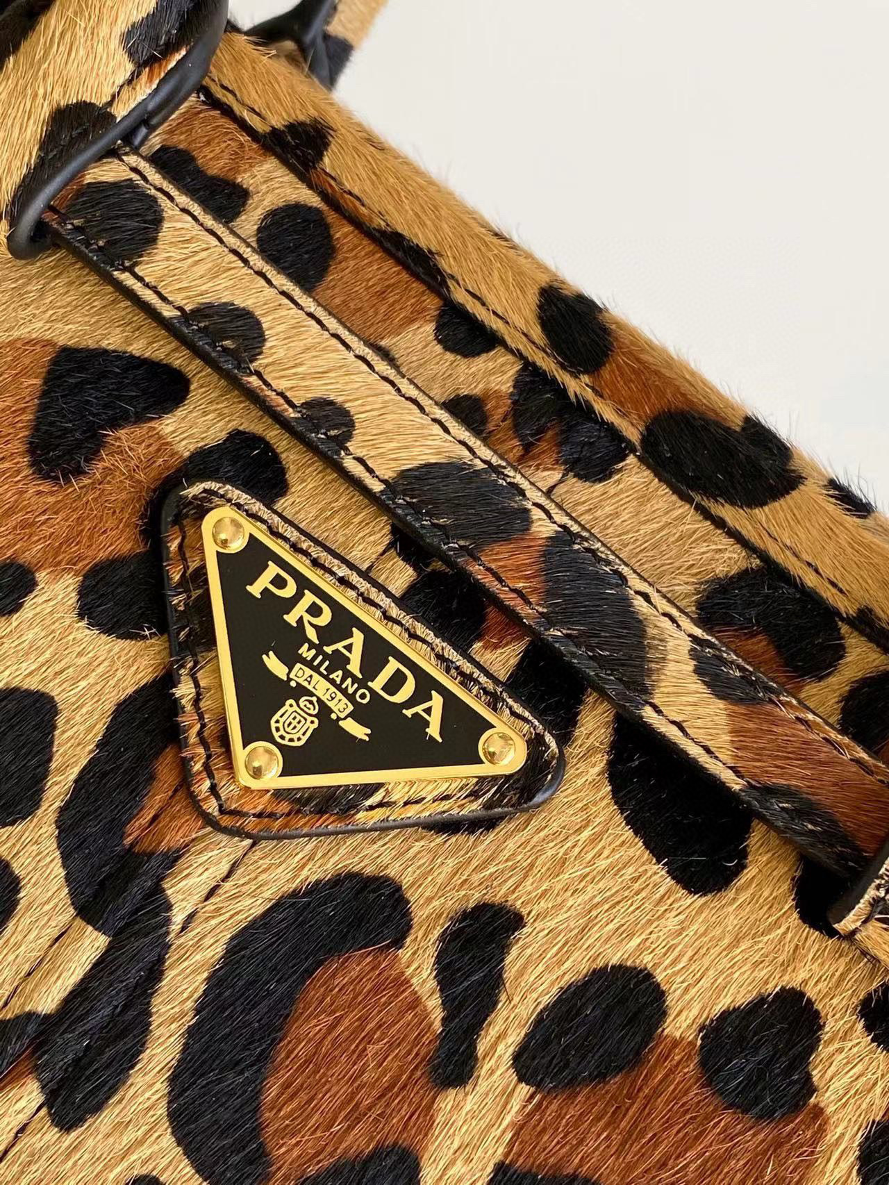 Saiz beg tangan Prada：32*15.5*12sm