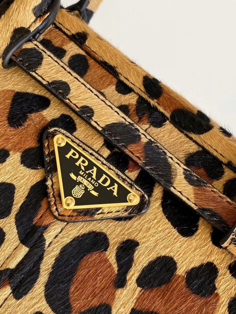Saiz beg tangan Prada：32*15.5*12sm