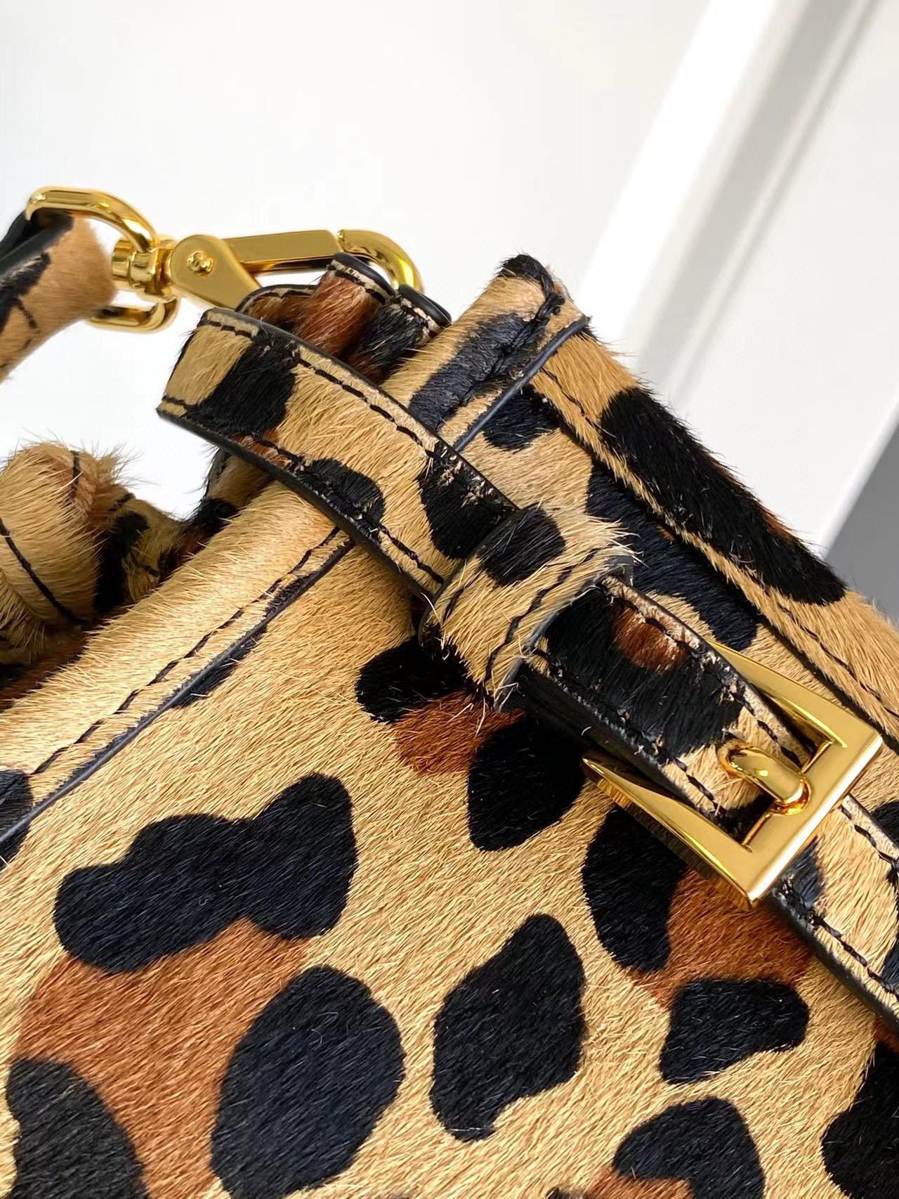 Saiz beg tangan Prada：32*15.5*12sm