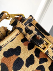Saiz beg tangan Prada：32*15.5*12sm