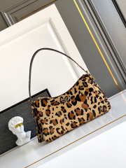 Beg Ketiak Prada Saiz：31*18*10cm