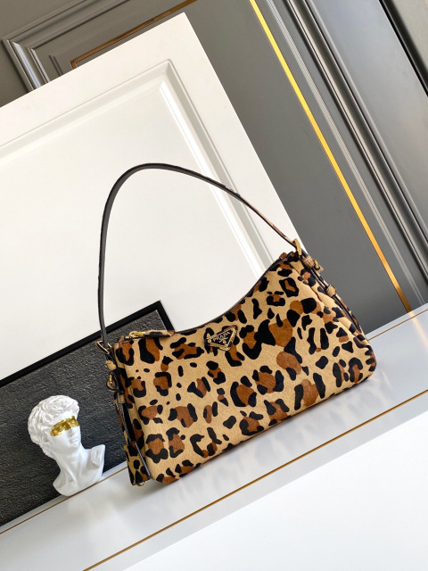 Beg Ketiak Prada Saiz：31*18*10cm