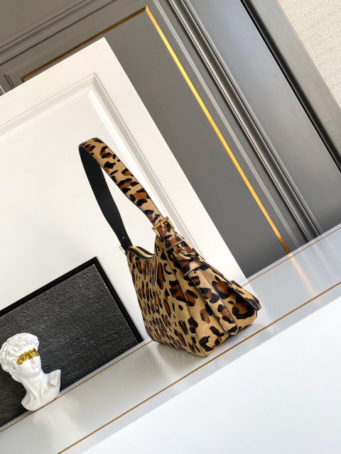 Beg Ketiak Prada Saiz：31*18*10cm