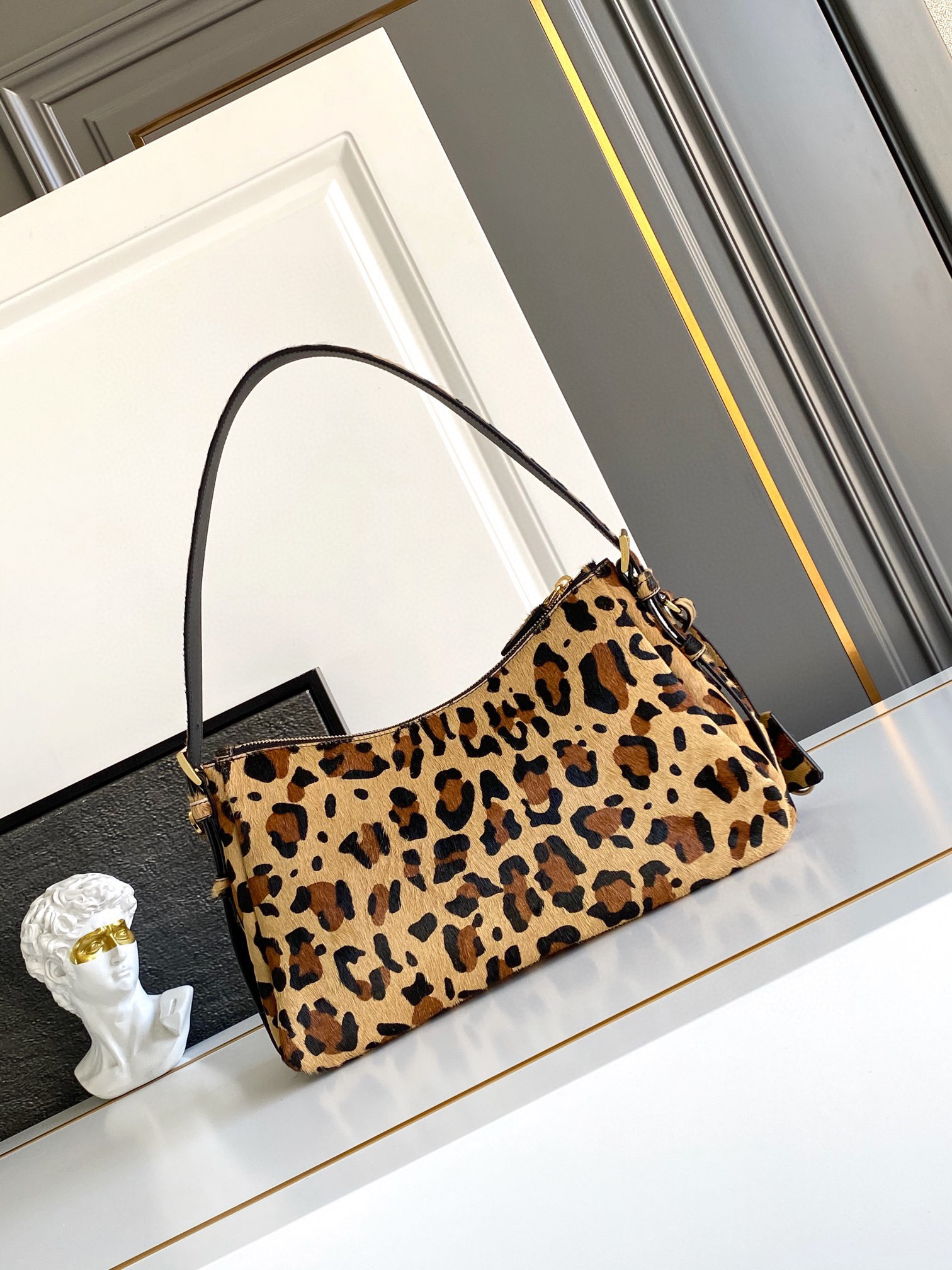 Beg Ketiak Prada Saiz：31*18*10cm