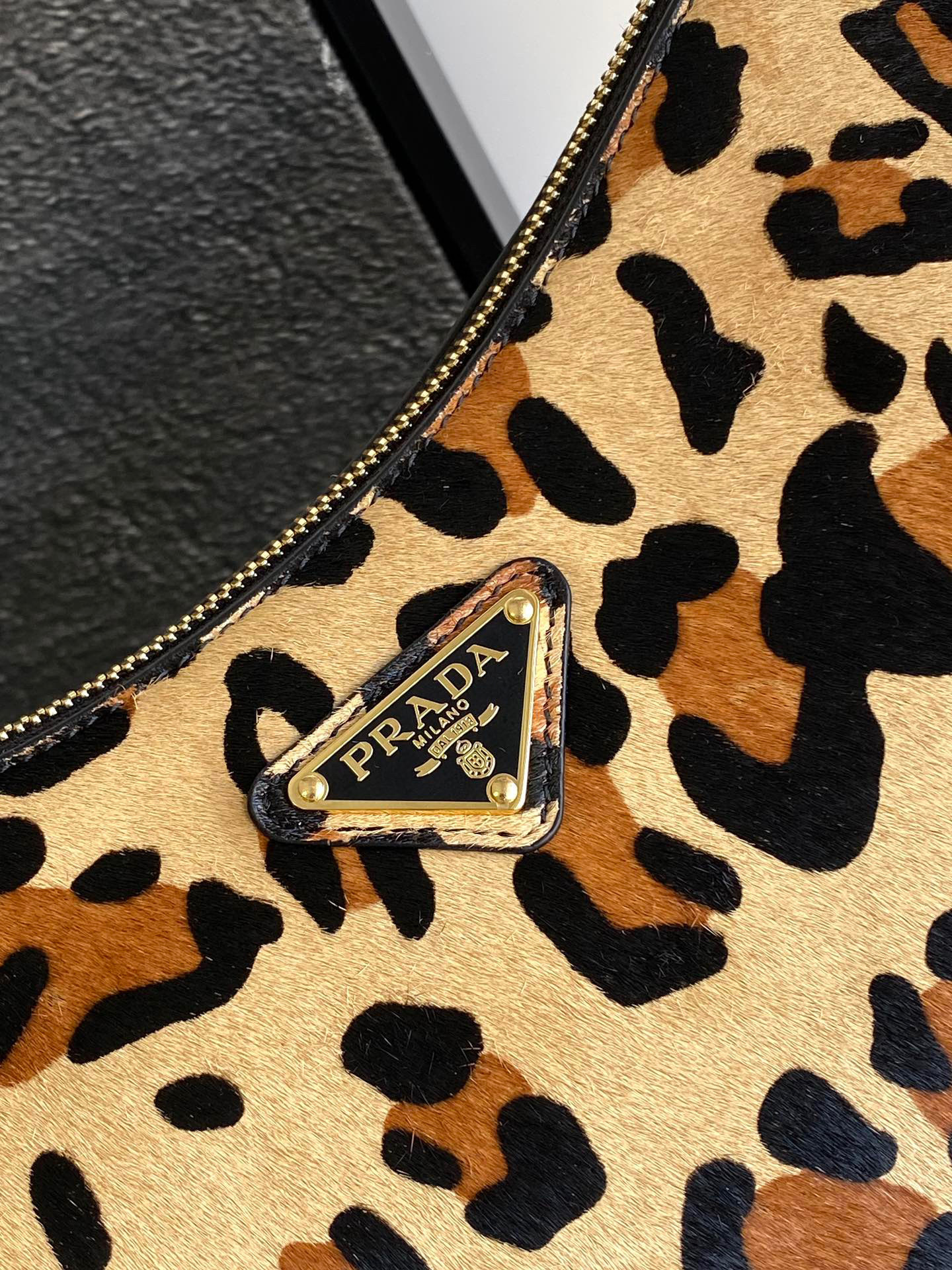 Beg Ketiak Prada Saiz：31*18*10cm