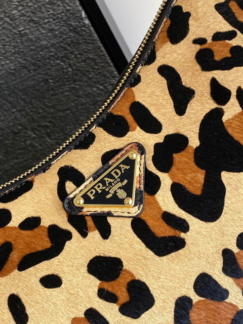 Beg Ketiak Prada Saiz：31*18*10cm