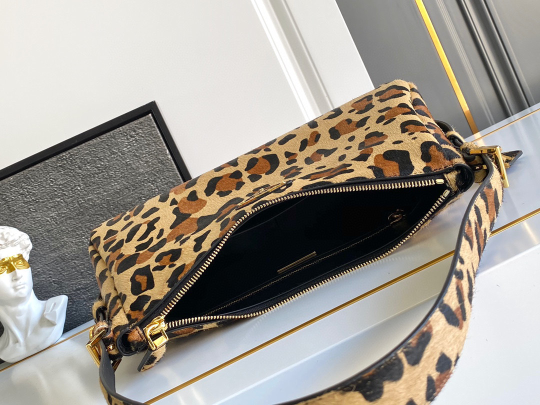 Beg Ketiak Prada Saiz：31*18*10cm