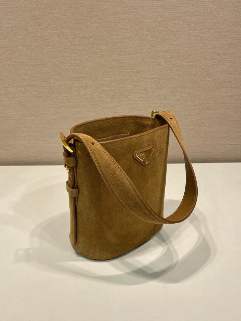 普拉达 尺寸：17*18.5*10.5cm