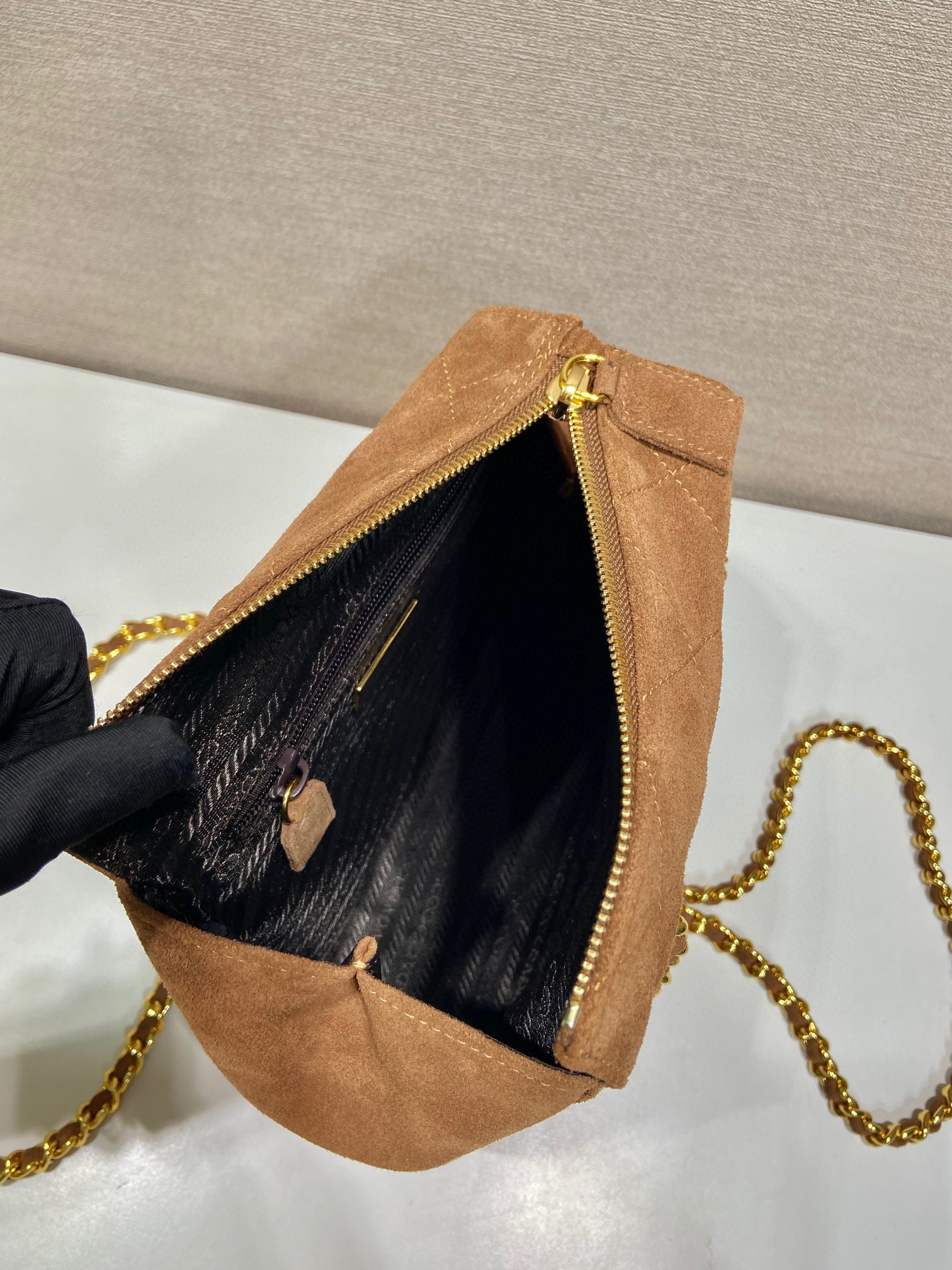 Prada 单肩包 尺寸：24*27*6cm
