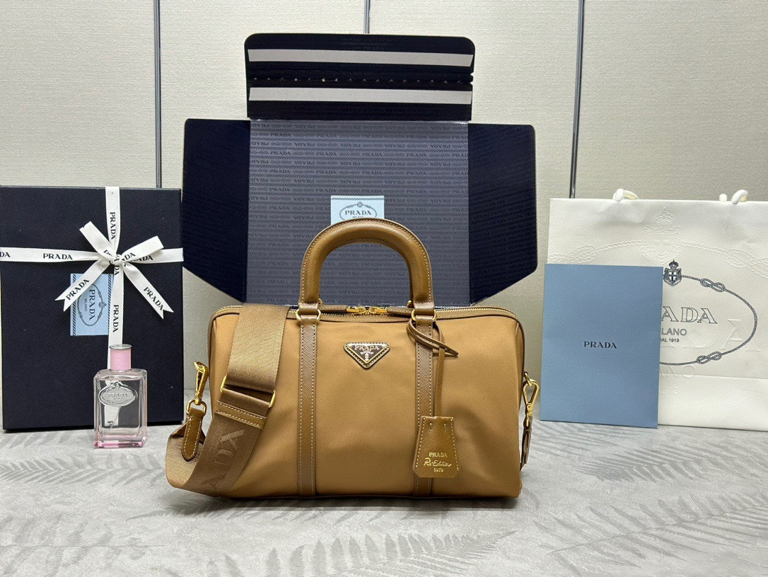 Prada 手袋尺寸：31*17*16cm
