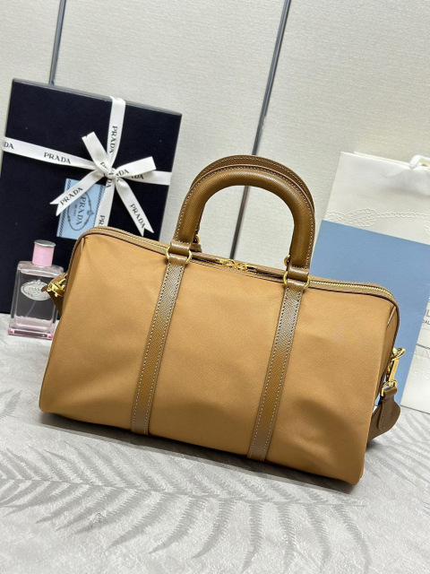 Prada 手袋尺寸：31*17*16cm