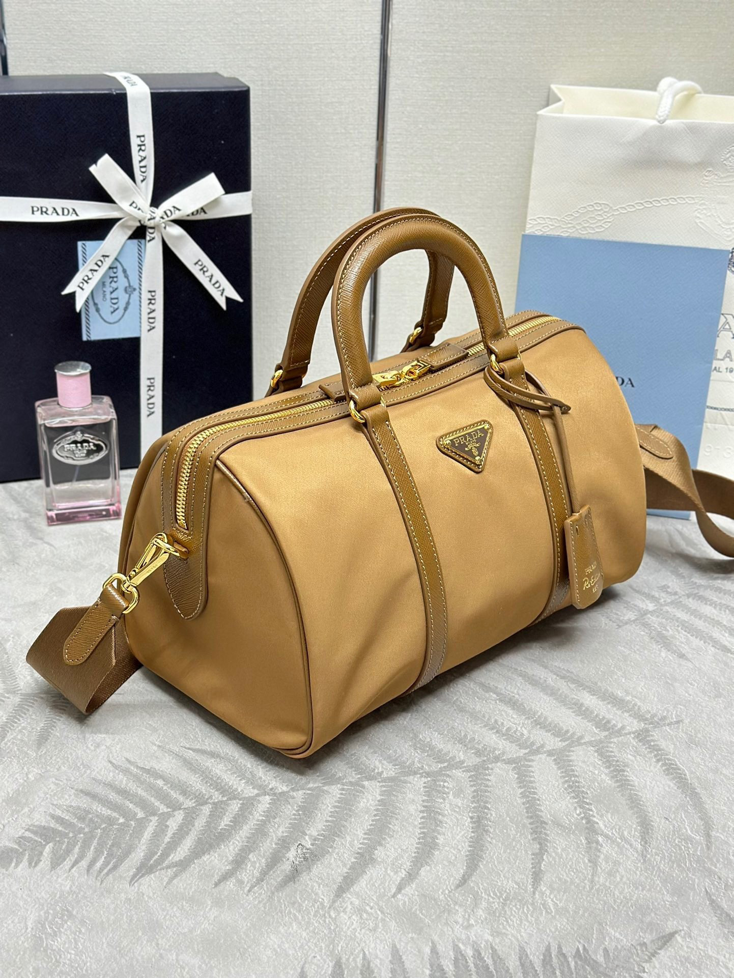 Prada 手袋尺寸：31*17*16cm