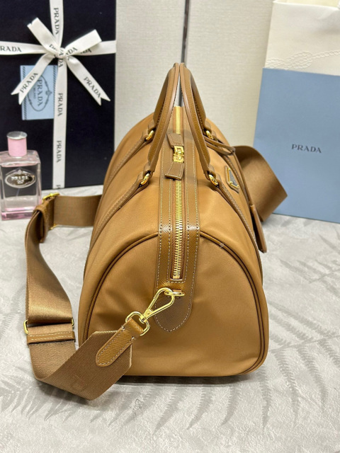 Prada 手袋尺寸：31*17*16cm