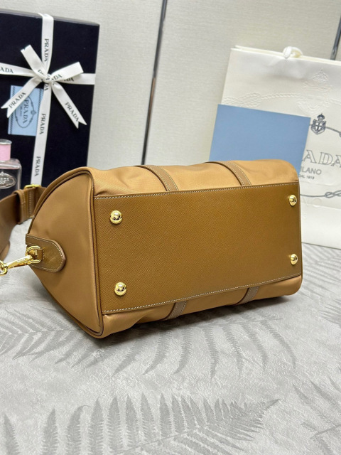 Prada 手袋尺寸：31*17*16cm