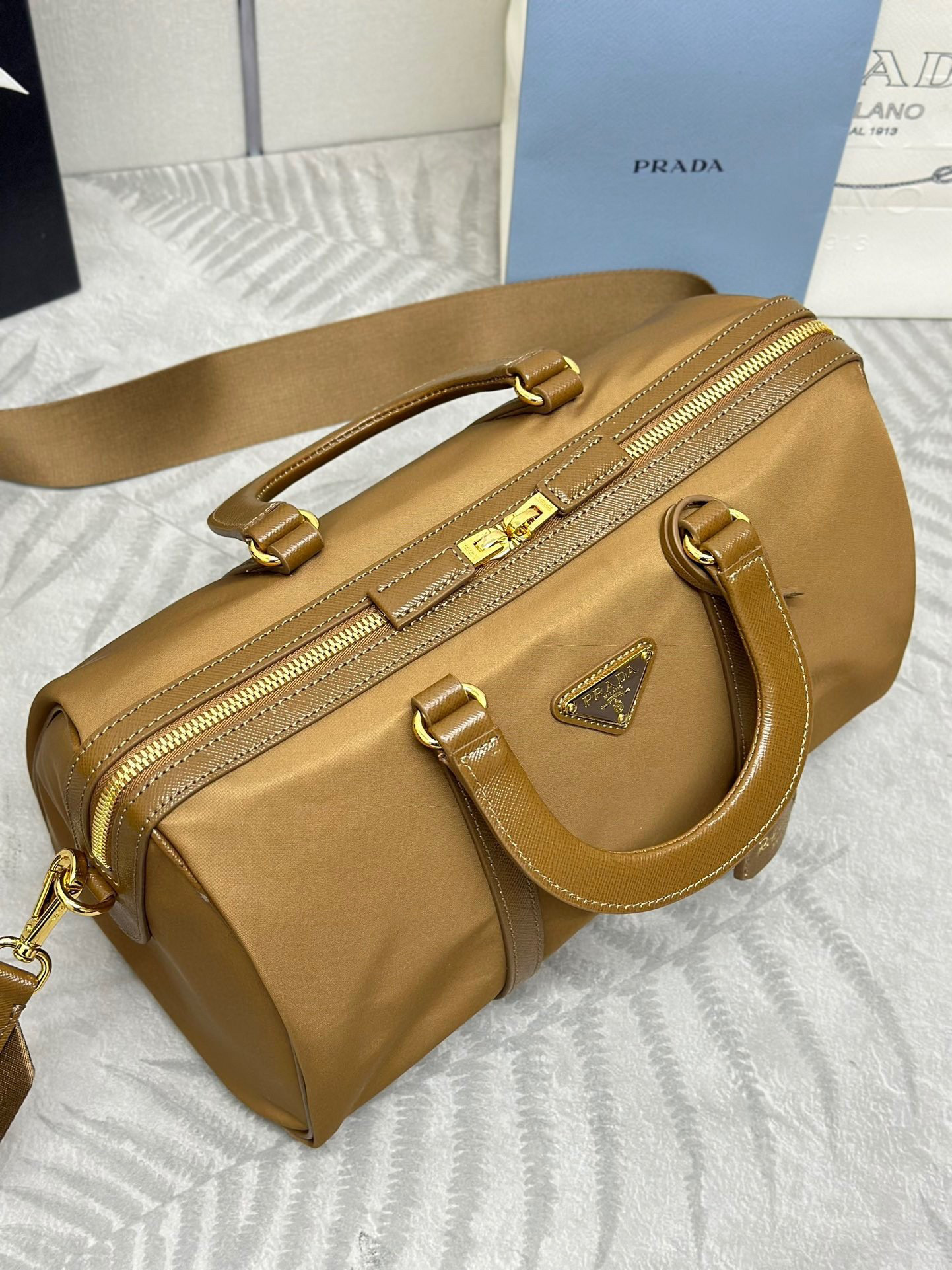 Prada 手袋尺寸：31*17*16cm