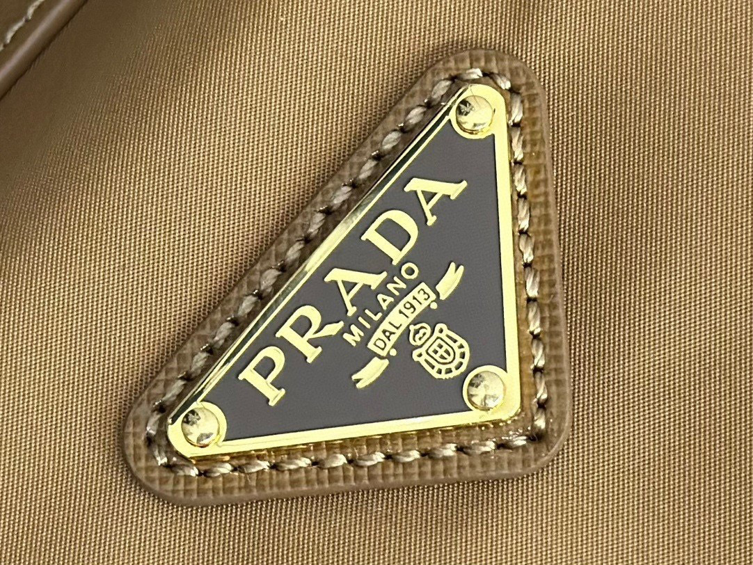 Prada 手袋尺寸：31*17*16cm