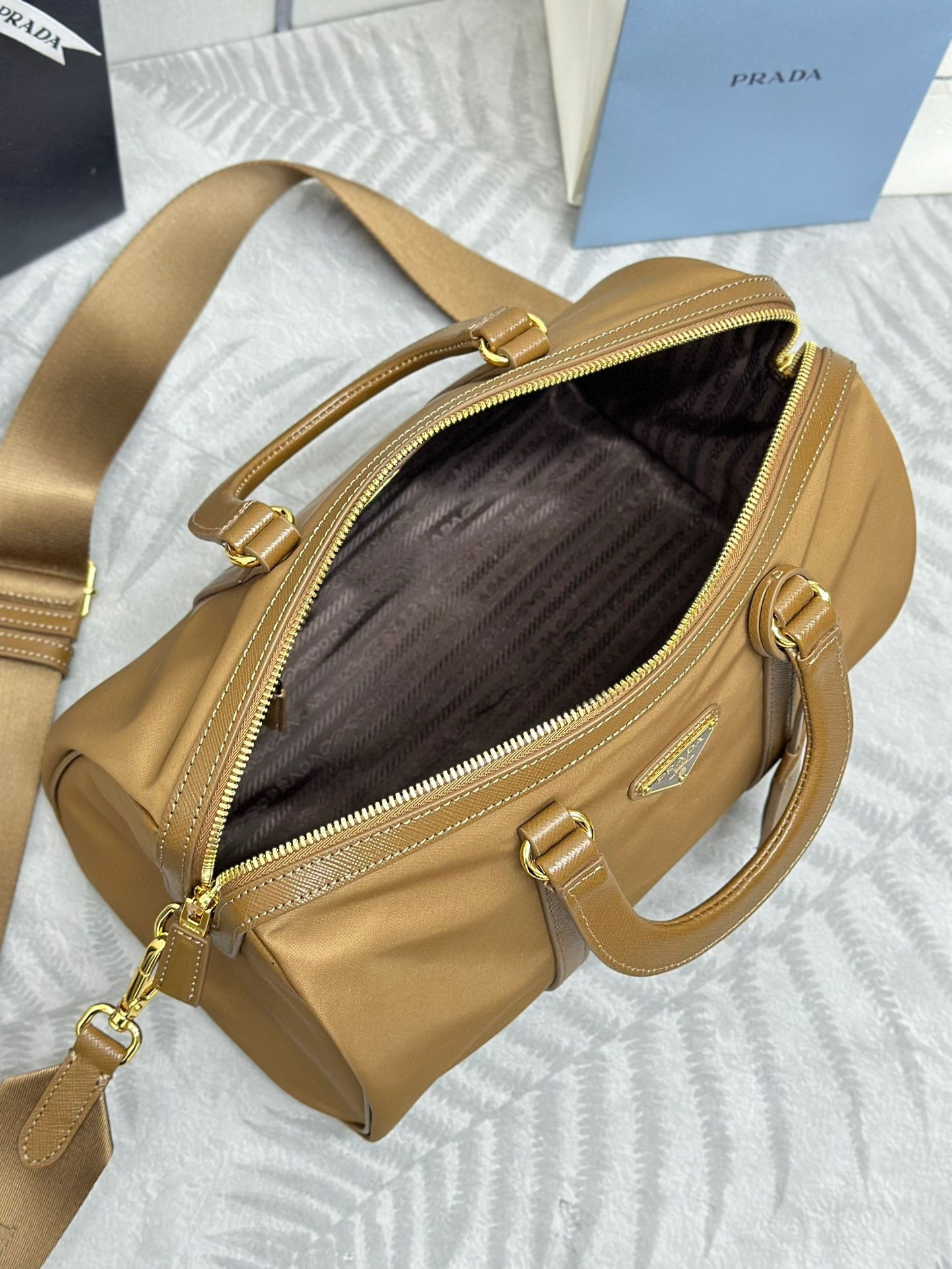 Prada 手袋尺寸：31*17*16cm