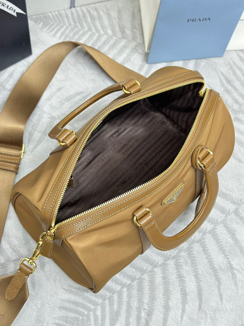 Prada 手袋尺寸：31*17*16cm