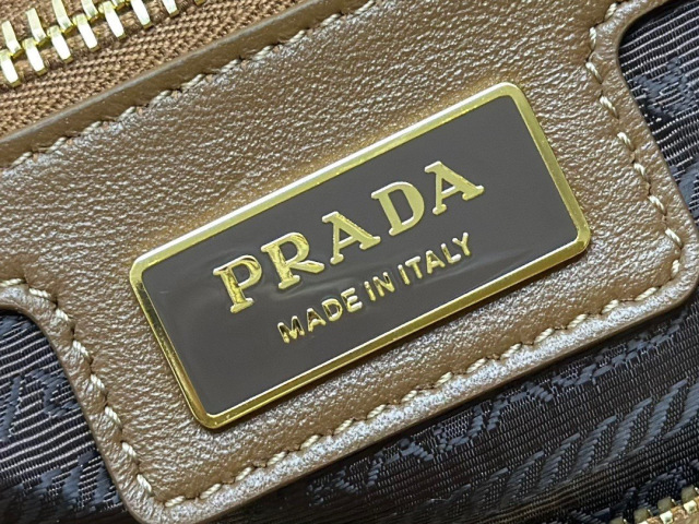 Prada 手袋尺寸：31*17*16cm