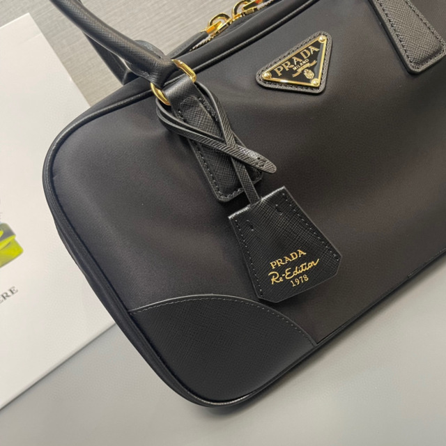 Prada 手袋尺寸：30*17.5*9cm