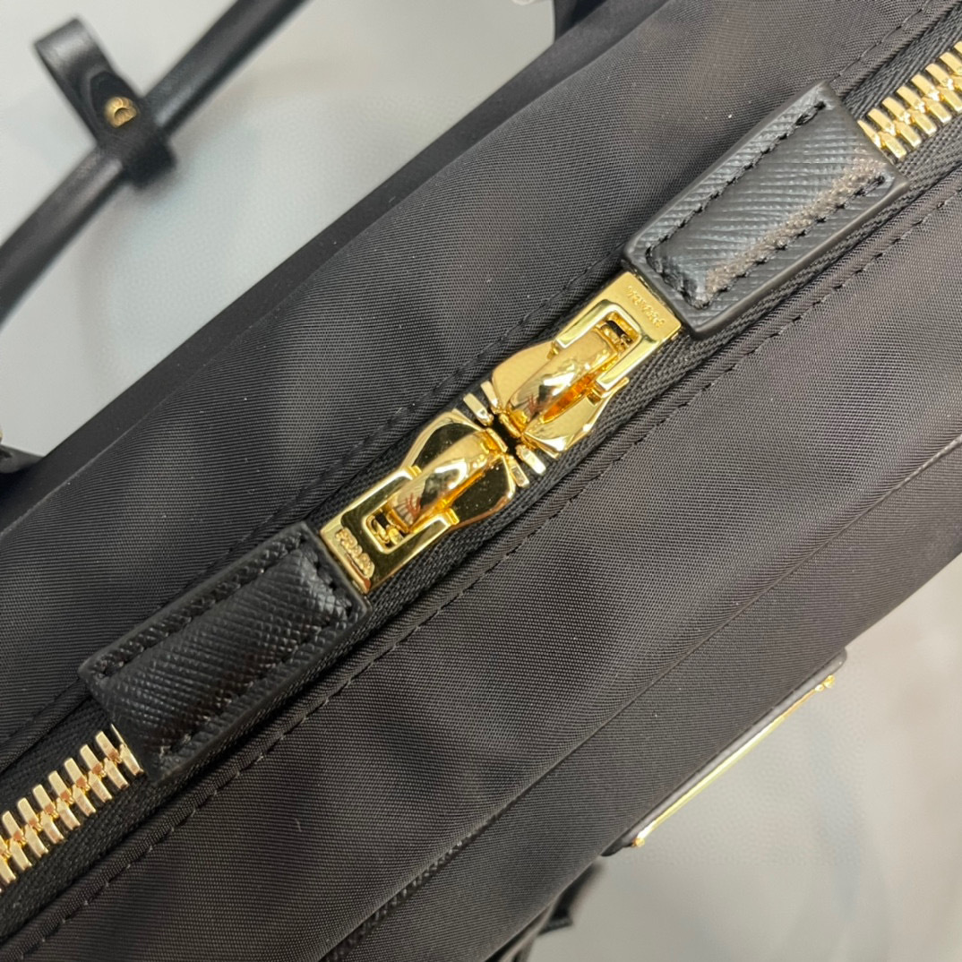 Prada 手袋尺寸：30*17.5*9cm