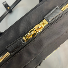 Prada 手袋尺寸：30*17.5*9cm