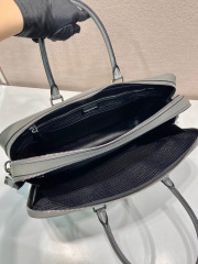 Prada Aktentasche Größe: 38 x 28 x 6,5 cm